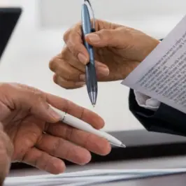 Traducció certificada de contractes laborals i comercials per a empreses